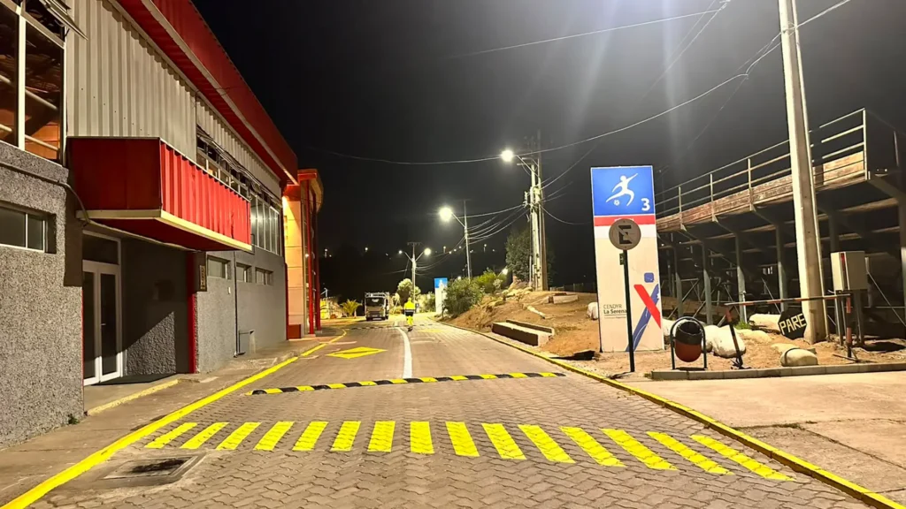 Demarcación vial e instalación de reductores de velocidad en calle Cendyr, La Serena